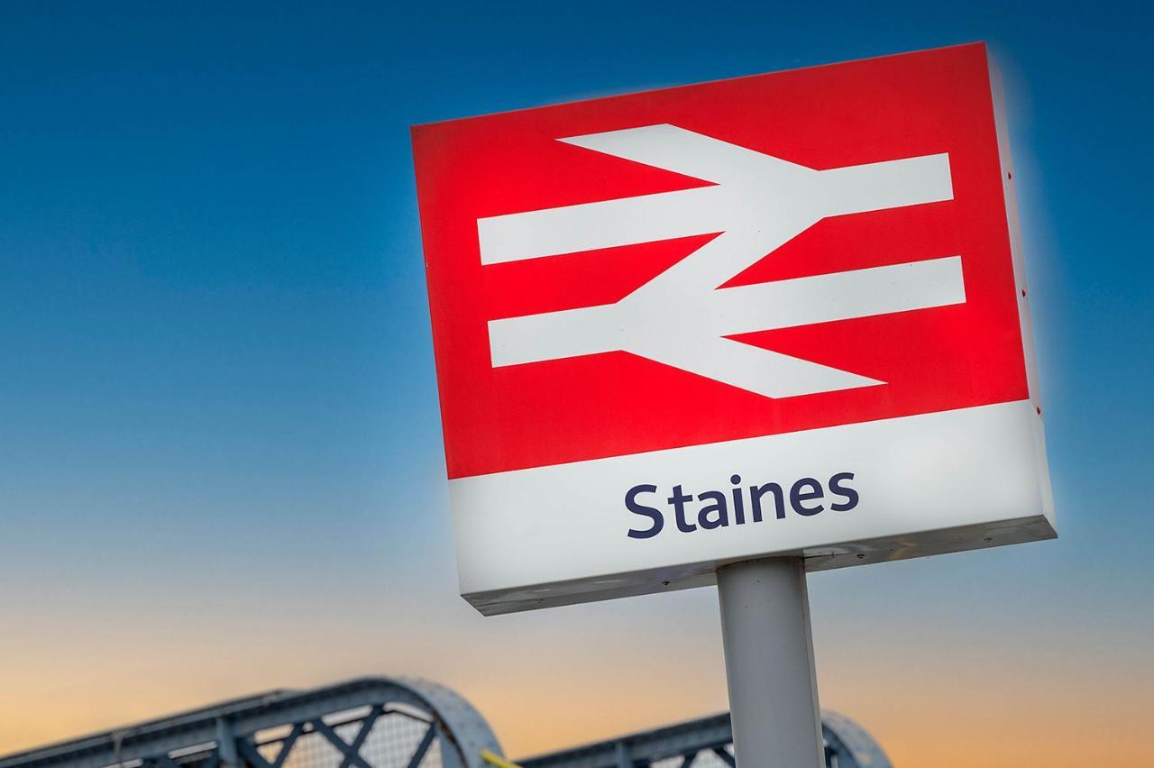 Train Station Serenity Staines-upon-Thames Eksteriør billede